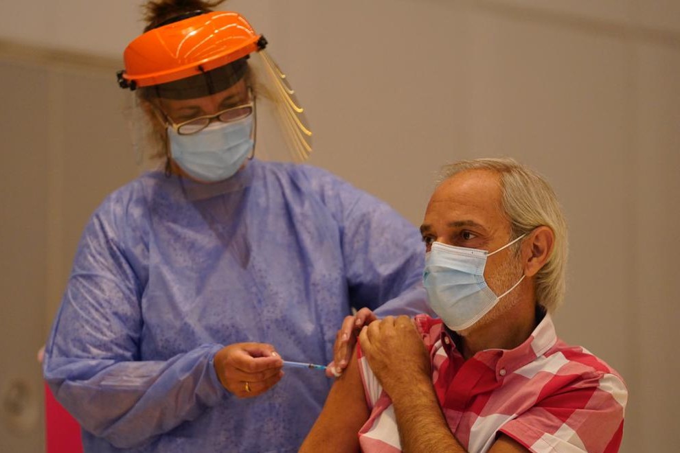 Córdoba ya vacunó a los primeros profesionales de salud mayores de 60 años