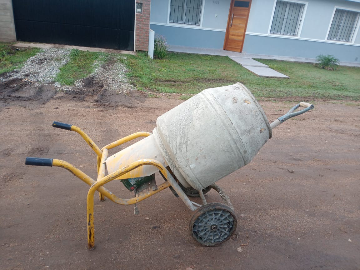 PARTE POLICIAL: JÓVENES EN ESTADO DE EBRIEDAD SUSTRAEN UNA HORMIGONERA 