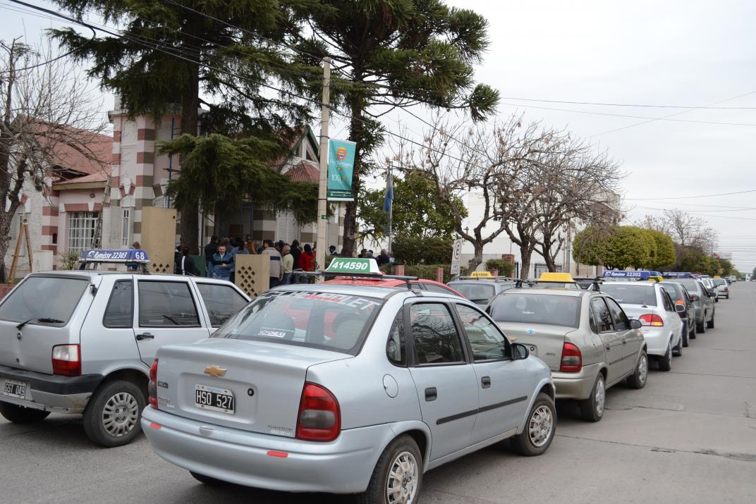LOS PRESTADORES DE RADIO TAXI ESTÁN EN DESACUERDO CON LA UNIFICACIÓN