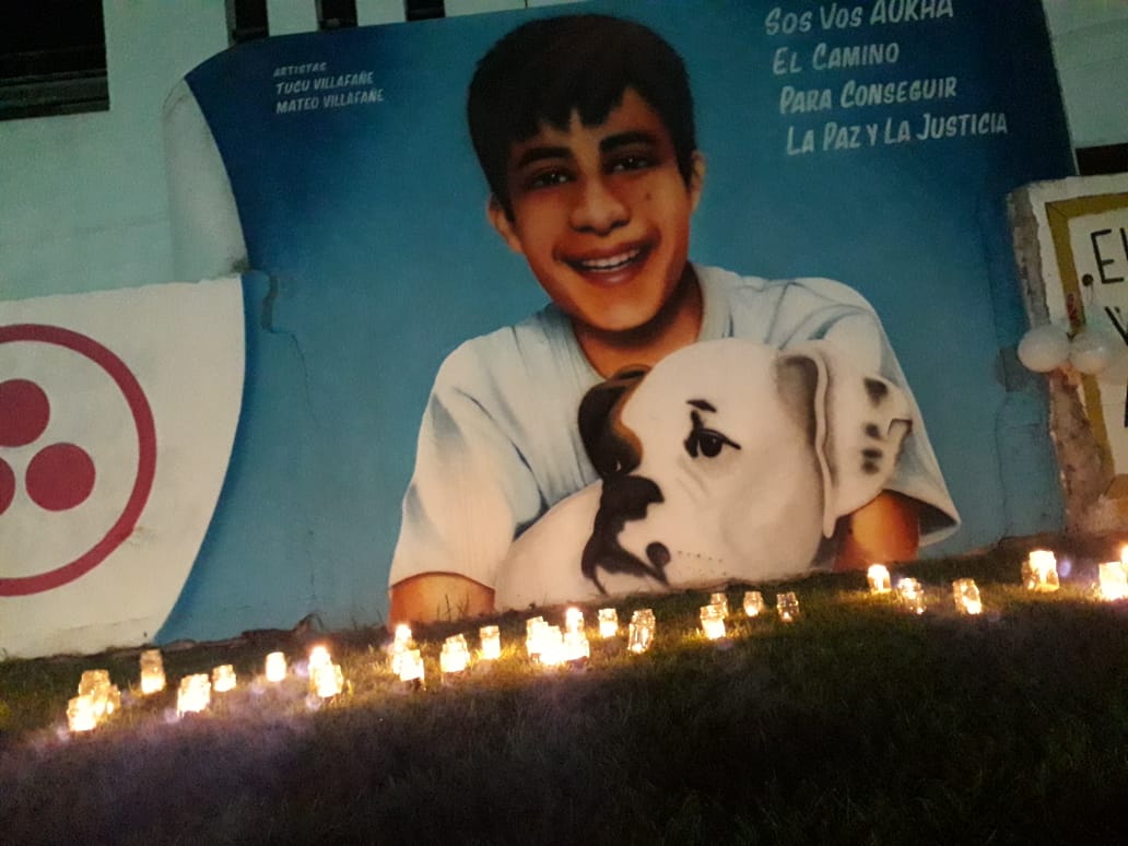 Vigilia con velas y globos blancos por Aukha Bustos