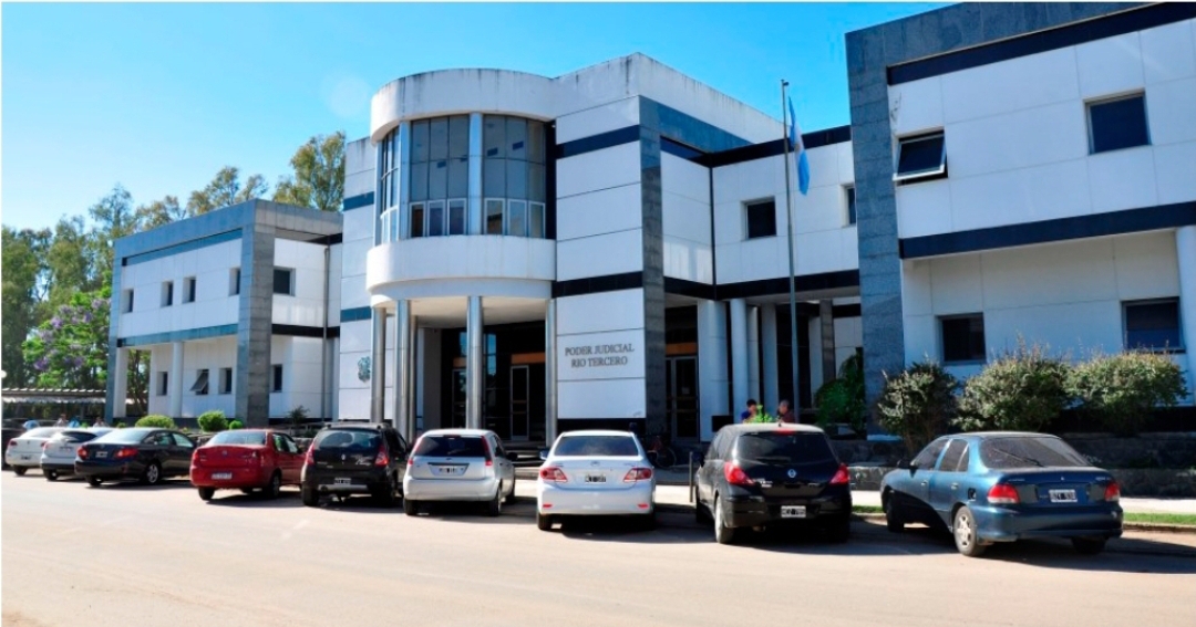 Ordenan a un abogado capacitarse en género y a su cliente respetar la dignidad de su exesposa