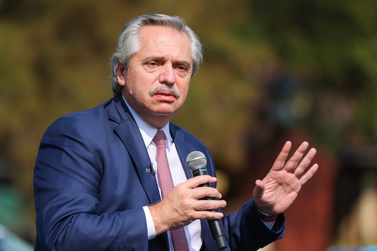 Fernández anunció un bono por 6.500 pesos para personal de salud durante tres meses