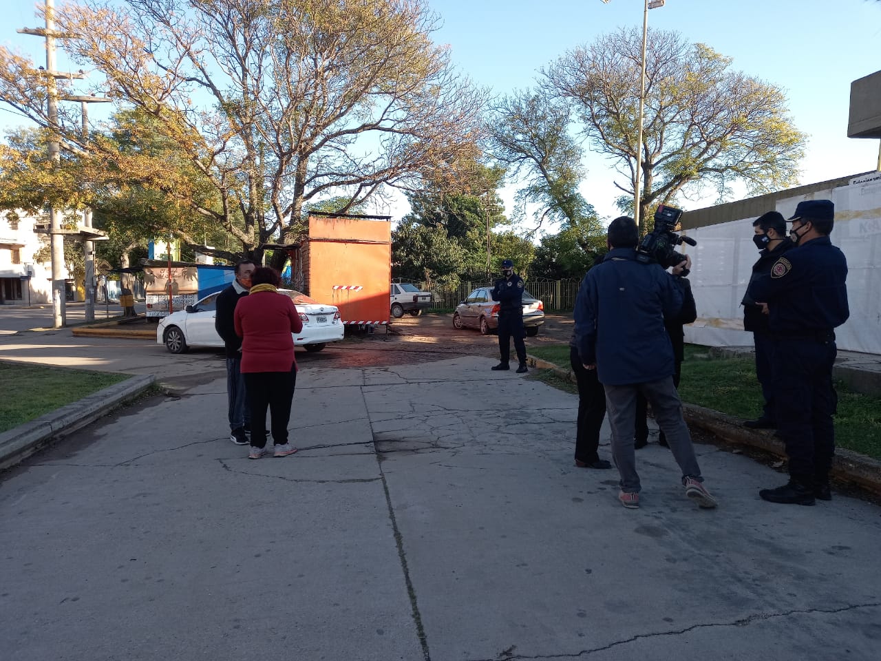 POLICÍA Y PERSONAL MUNICIPAL PRETENDEN DESALOJAR CARROS DE CALLE ACUÑA