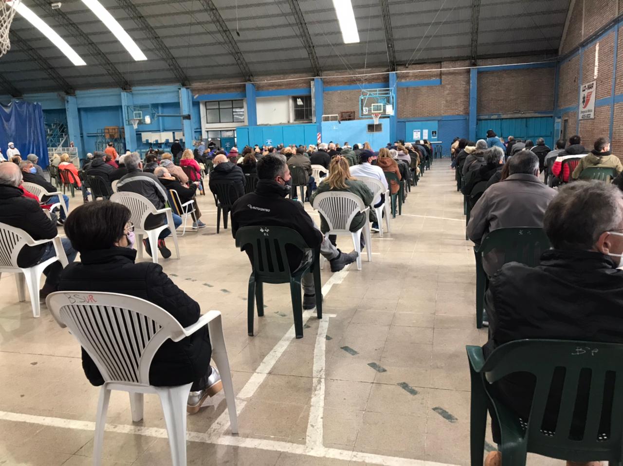 NO ALCANZÓ LA CANTIDAD DE DOSIS PARA LOS QUE HICIERON COLA