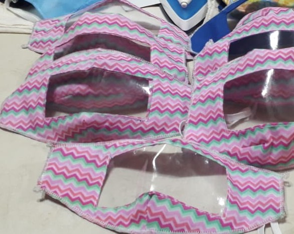 Desde el Área de discapacidad fabrican barbijos adaptados para facilitar la comunicación con personas con dificultades auditivas.