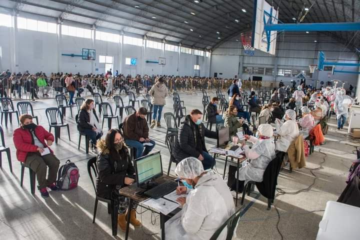 HOY COLOCARÁN 1040 VACUNAS Y EL LUNES 1200 DE LA SEGUNDA DOSIS