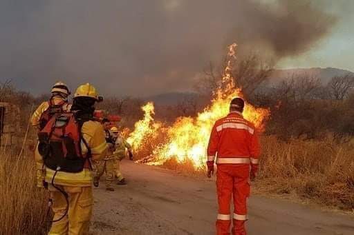 Bomberos continúan trabajando en todos los incendios.