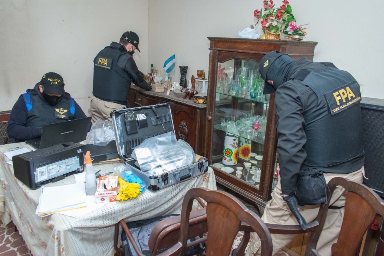 SEIS ALLANAMIENTOS Y CUATRO DETENIDOS POR VENTA DE DROGAS EN RÍO TERCERO Y SANTA ROSA DE CALAMUCHITA