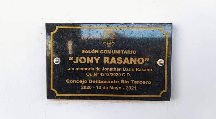 DESCUBREN PLACA EN NOMBRE DE JONY RASANO EN EL SALÓN DE BARRIO CASTAGNINO 