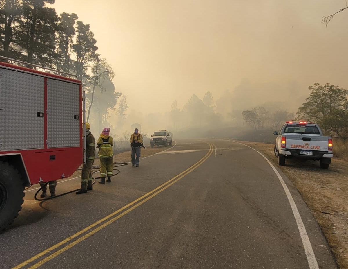  Hay cuatro frentes de incendio y se temen dificultades por el cambio del viento