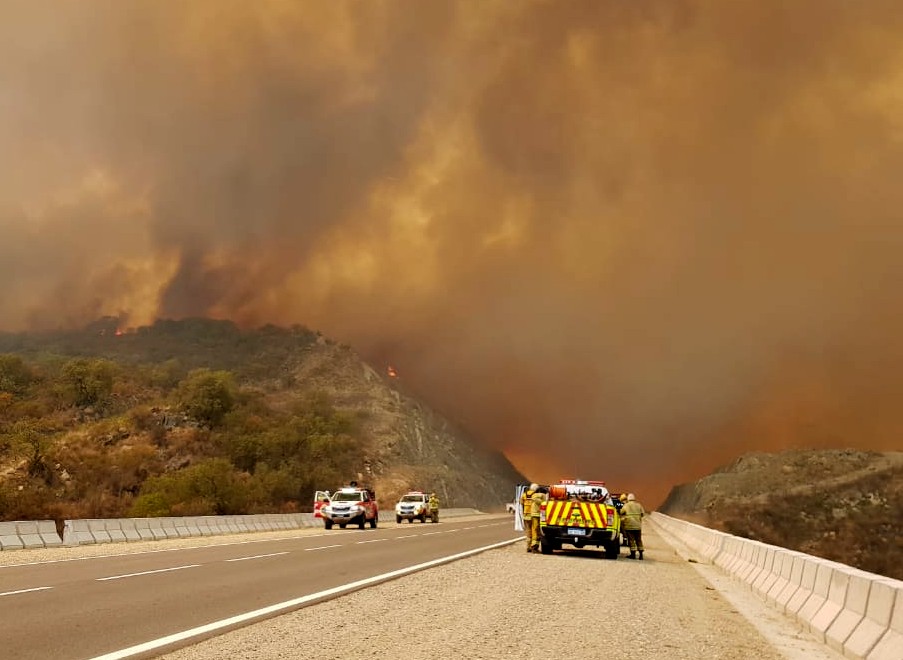 Bomberos continúan trabajando intensamente contra el fuego