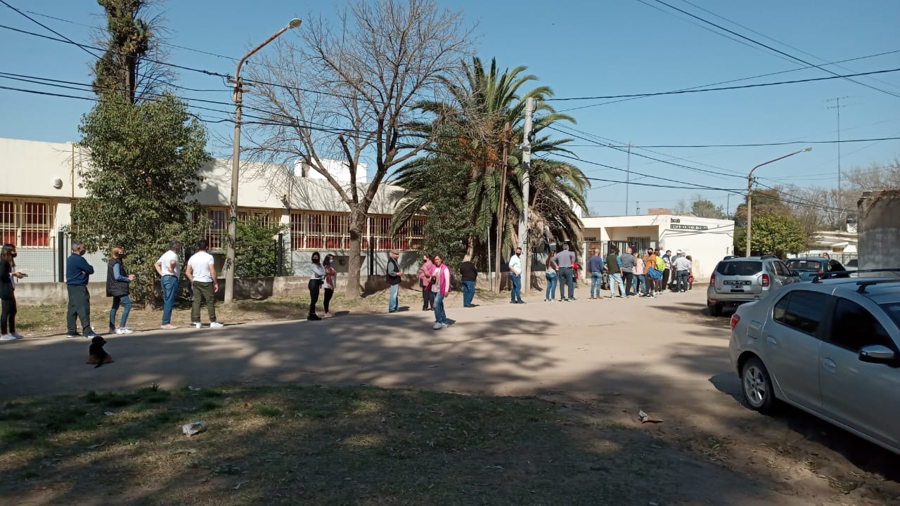 PASADAS LAS 18 LOS QUE SE ENCUENTREN EN LA FILA, PODRÁN VOTAR