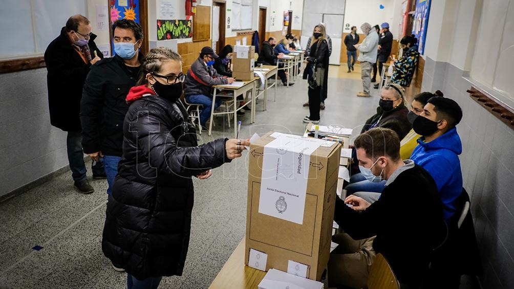 Cierran los comicios en una jornada histórica: el porcentaje de votantes superaba el 60% en el país 