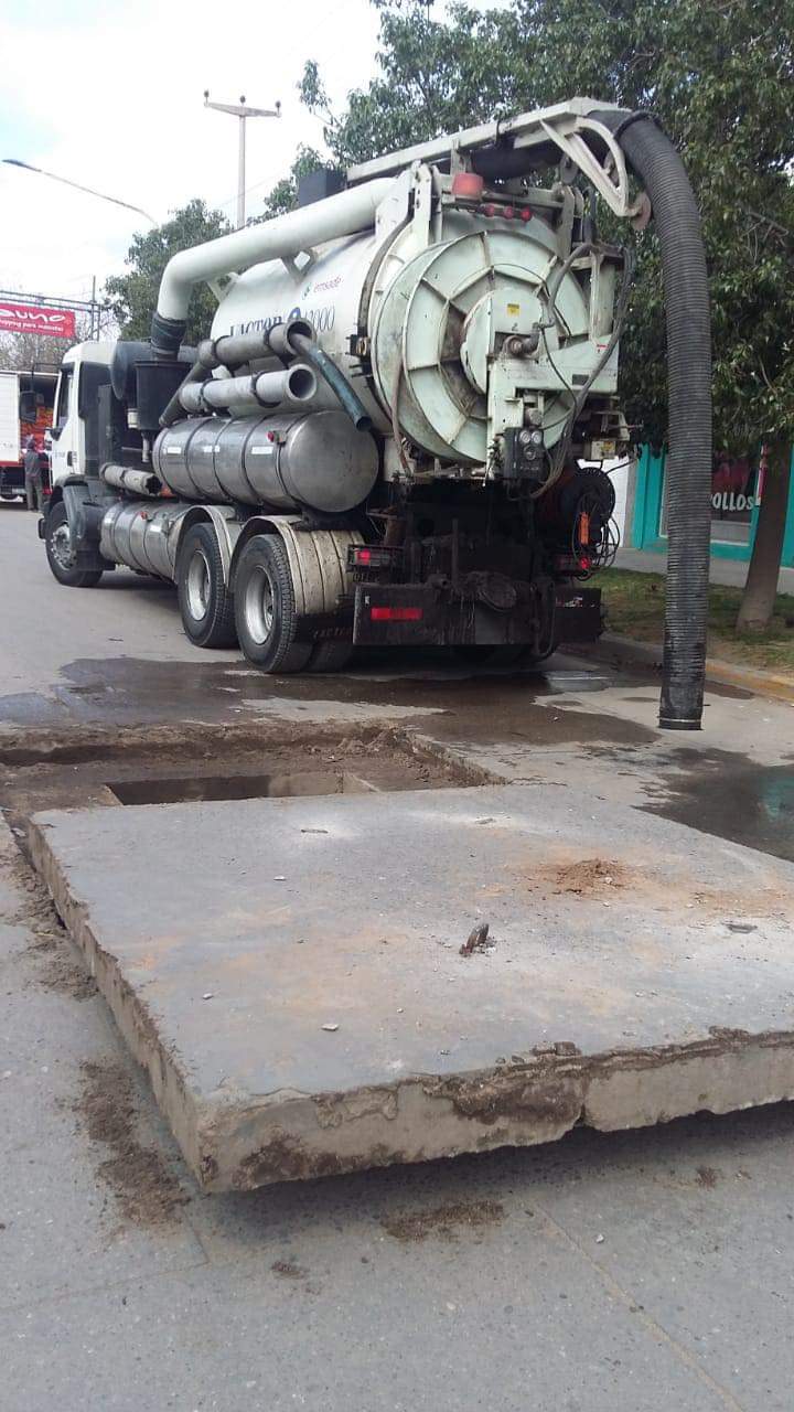 LA MUNICIPALIDAD REALIZA LIMPIEZA EN LOS DESAGÜES Y ADOQUINADO EN BARRIO CASTAGNINO 
