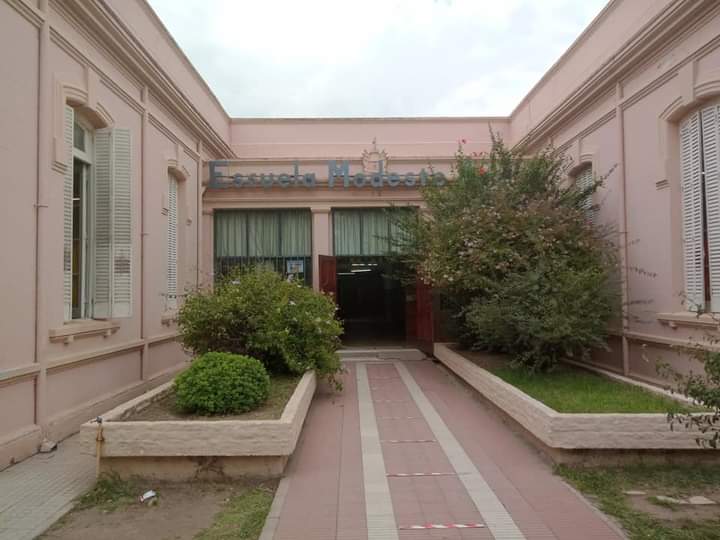 LA ESCUELA MODESTO ACUÑA NO VOLVIÓ A LA PRESENCIABILIDAD COMPLETA POR FALTA DE PERSONAL DE LIMPIEZA 