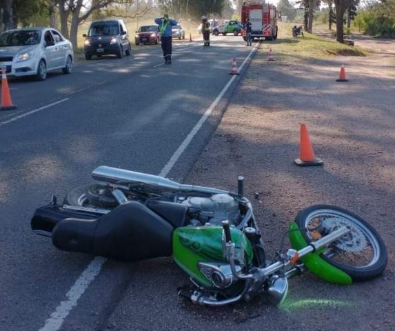 DR. OVIEDO SUFRIÓ UN ACCIDENTE EN MOTOCICLETA, EL VEHÍCULO QUE LO EMBISTIÓ SE DIO A LA FUGA 