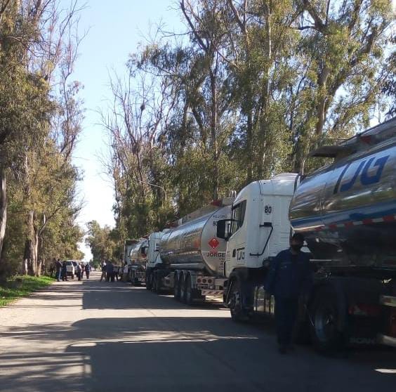 CORTE DE ENTRADA Y SALIDA DE CAMIONES EN EL INGRESO A LAS INDUSTRIAS QUÍMICAS