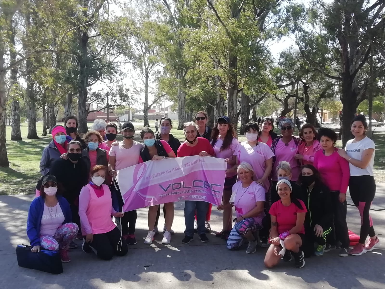 OCTUBRE ROSA CON UNA CLASE DE YOGA LA PLAZA DEL GAUCHO