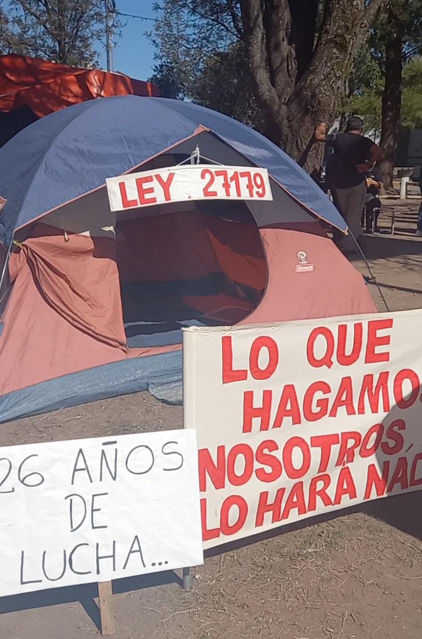 LLEGARON REQUERIMIENTOS DE PAGO PERO SIGUE EL ACAMPE