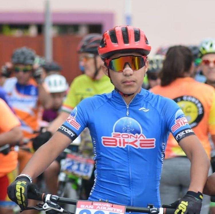 Gastón Bustos (Papá de Aukha):