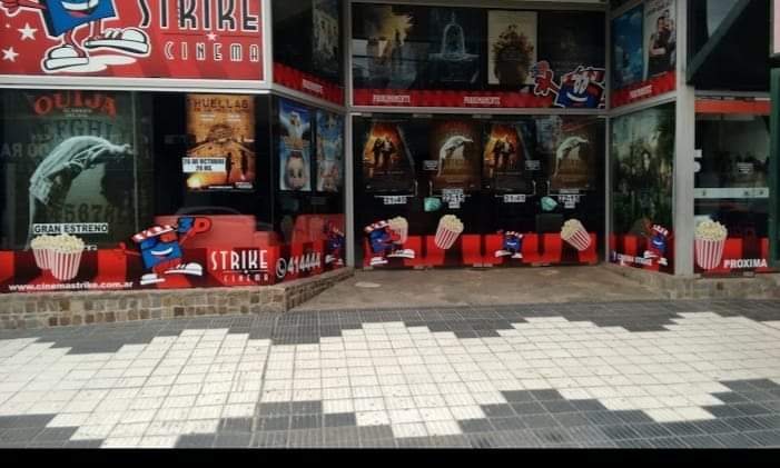 Lorena Cruchiani (Propietaria de Cinema Strike): 