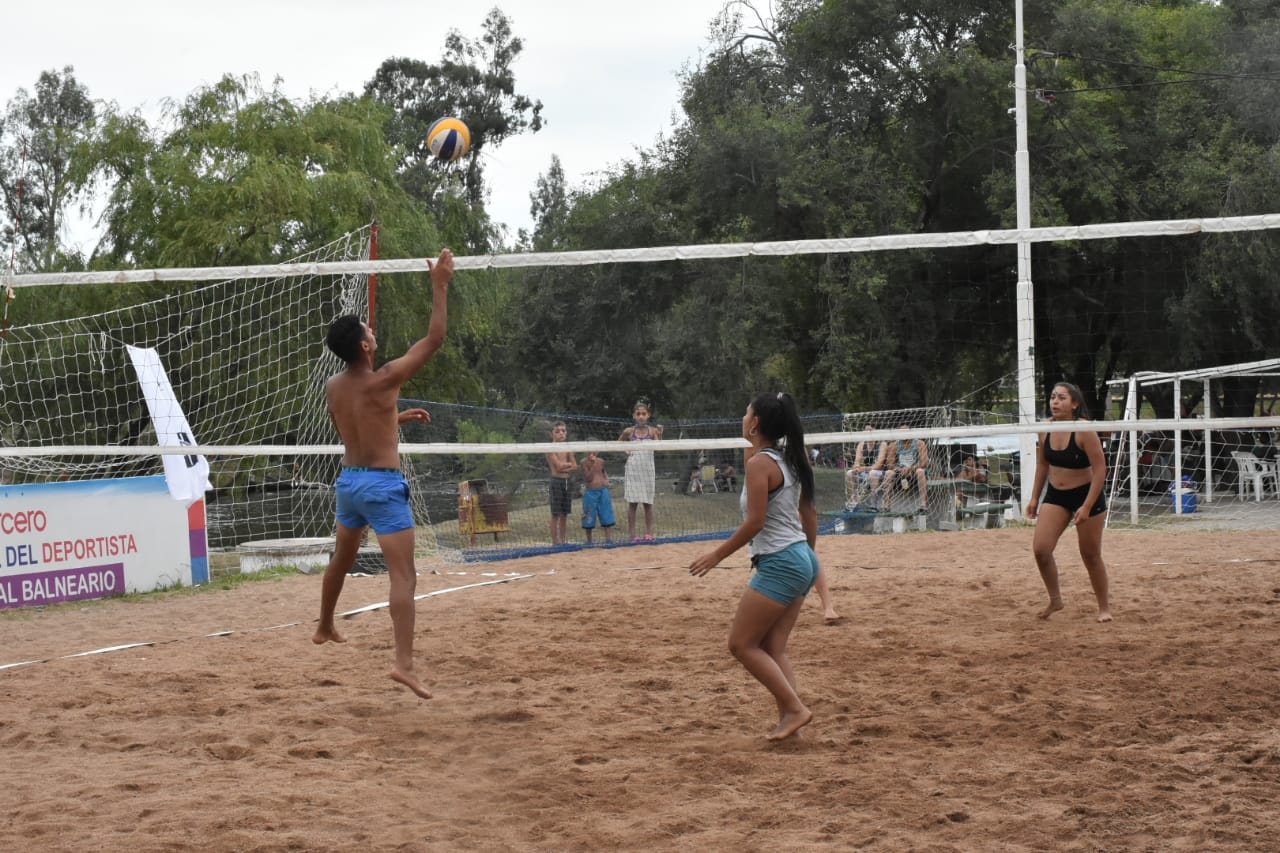 *BEACH VOLEY EN EL RIO EN MOVIMIENTO*