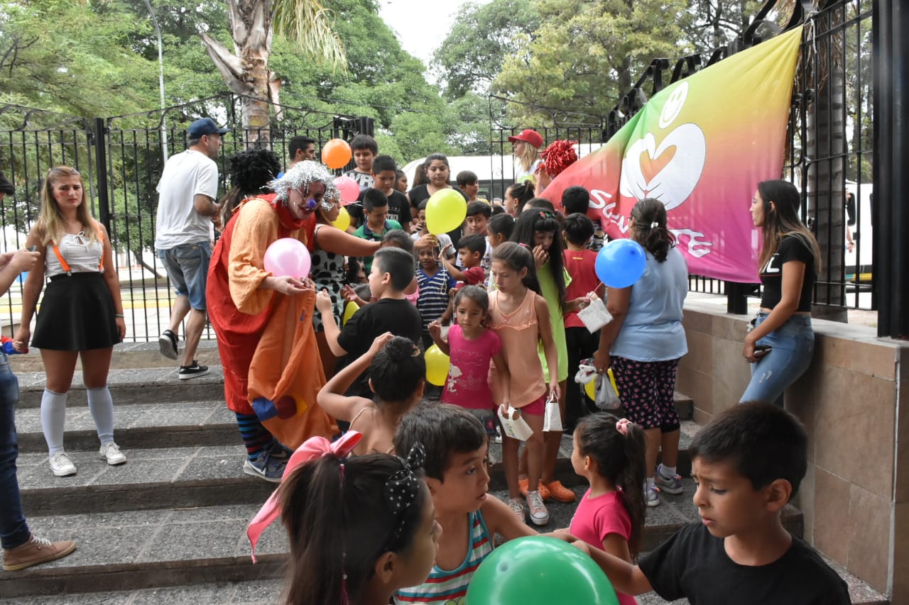 *Ni&ntilde;os felices en vacaciones*