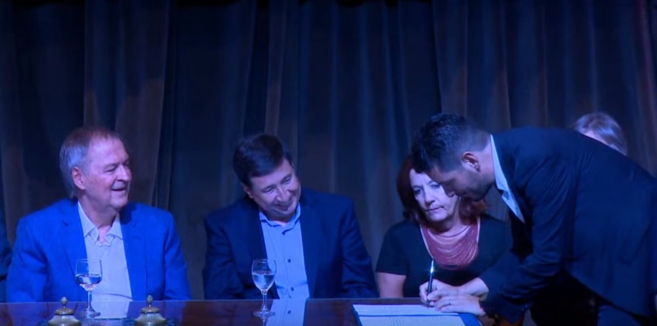 *El Intendente firmo convenio por la Tarjeta Alimentaria*