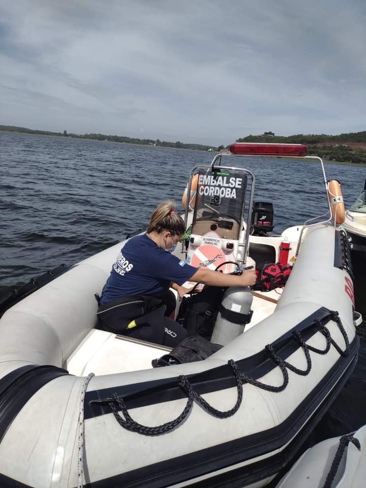 BOMBEROS DE RÍO TERCERO SE SUMAN A LA BÚSQUEDA EN EL LAGO DE EMBALSE