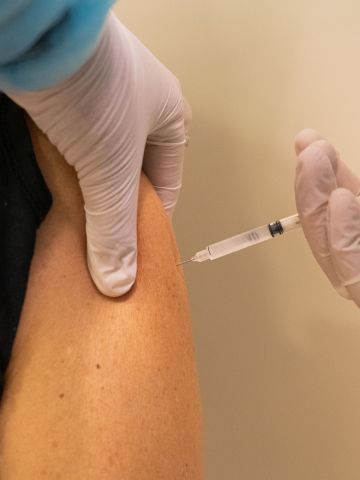 A CUATRO MESES DE LA SEGUNDA DOSIS SE VACUNARÁ CON LA TERCERA A LOS MAYORES DE 18 DESDE EL LUNES