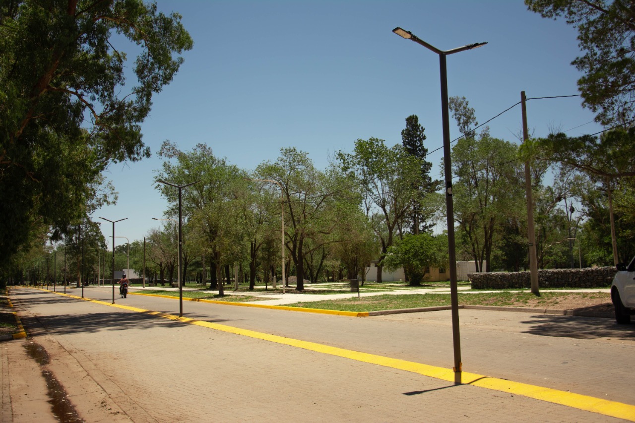EL MUNICIPIO COMENZÓ A ILUMINAR EL BALNEARIO