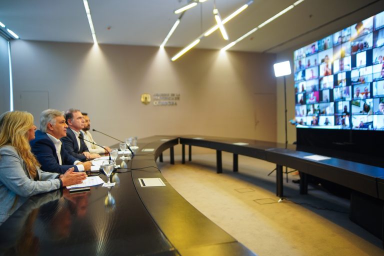  Llaryora anticipó el envío de más de mil millones de pesos para arreglos y mejoras de edificios escolares
