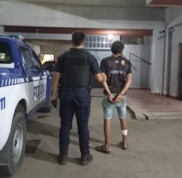 Parte policial: Masculino fue aprehendido tras ingresar a propiedad privada y atacar a policías