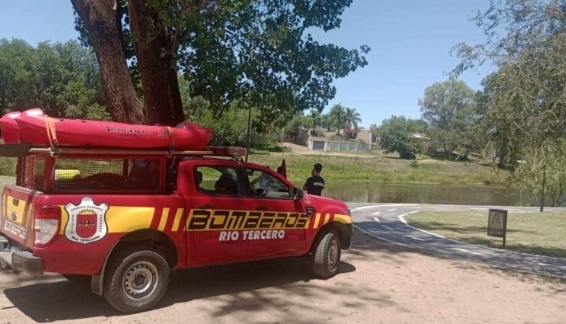 Operativo de búsqueda en el río con bomberos y fuerzas de seguridad de la mujer desaparecida