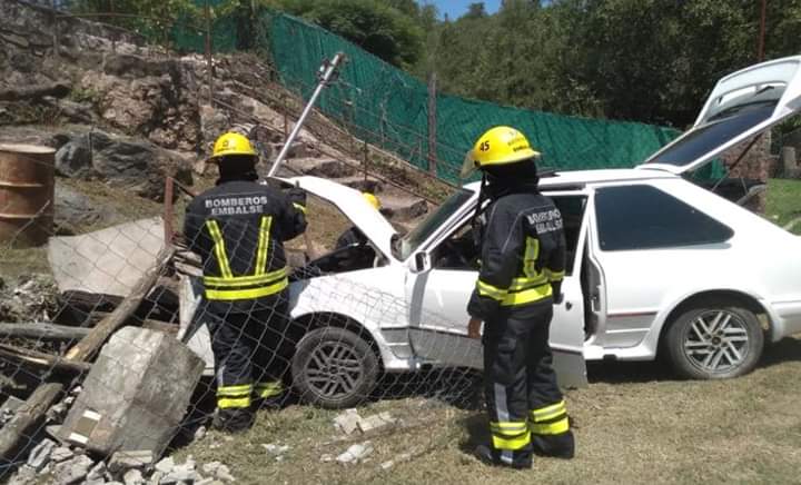 Embalse: Autom&oacute;vil con ocupantes de R&iacute;o Tercero colisiona contra un pared&oacute;n 