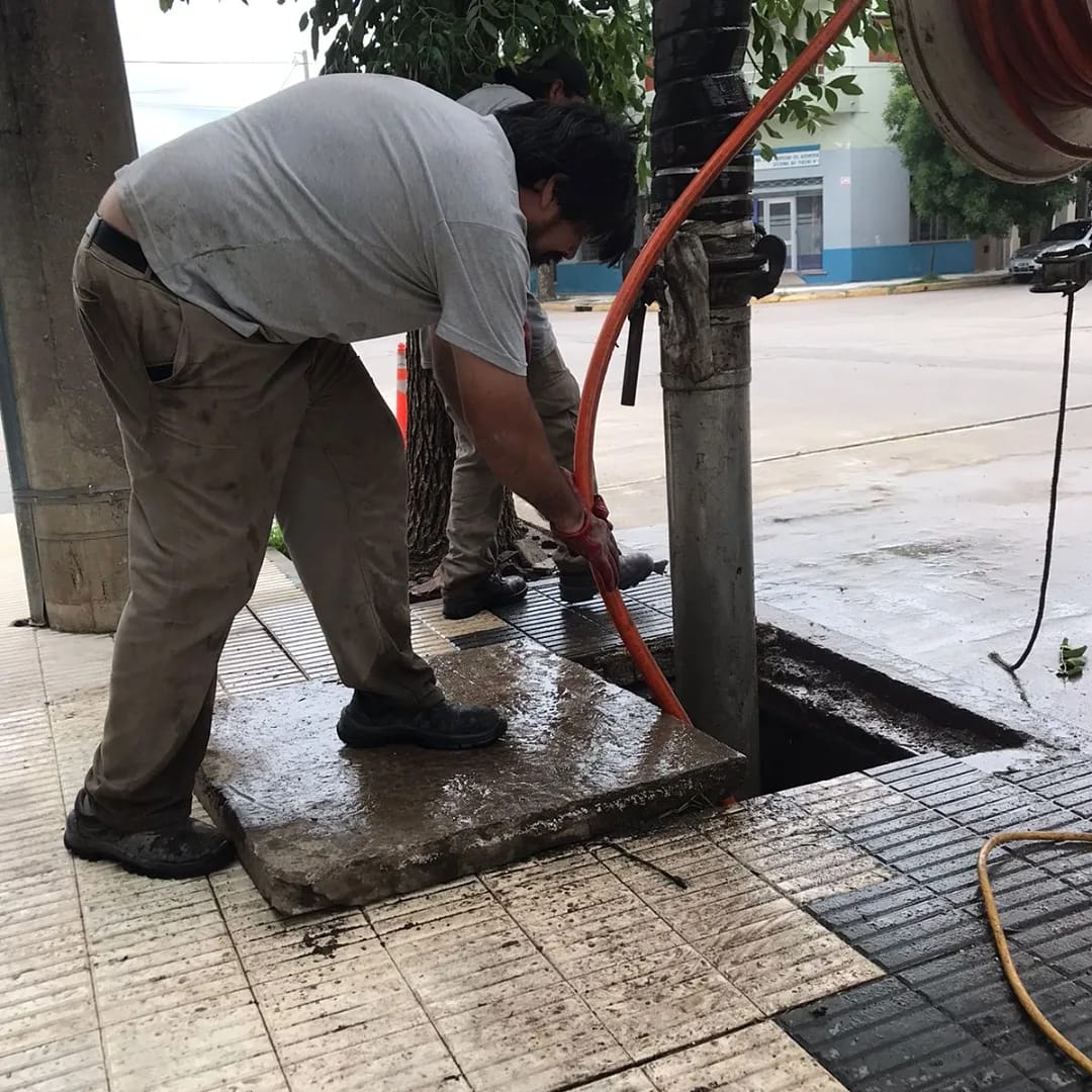 LIMPIEZA DE DESAGÜES EN LA CIUDAD