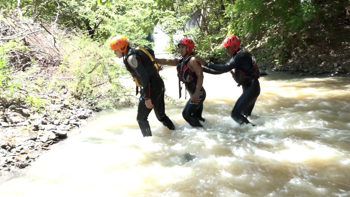 BOMBEROS REALIZAN PRÁCTICAS EN AGUAS MANSAS Y RÁPIDAS