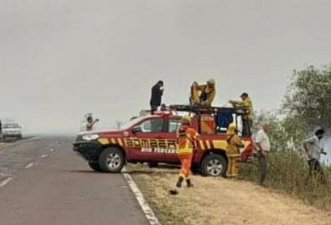 BOMBEROS DE RÍO TERCERO SIGUEN COMBATIENDO LOS INCENDIOS EN CORRIENTES