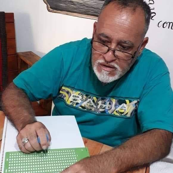 ALACEVICH PRESENTA SU LIBRO *MENTA PEPERINA* ESCRITO EN BRAILE