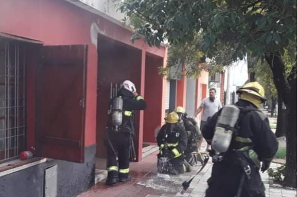 BOMBEROS EXTINGUIÓ UN INCENDIO EN CALLE PÍO X DE BARRIO NORTE