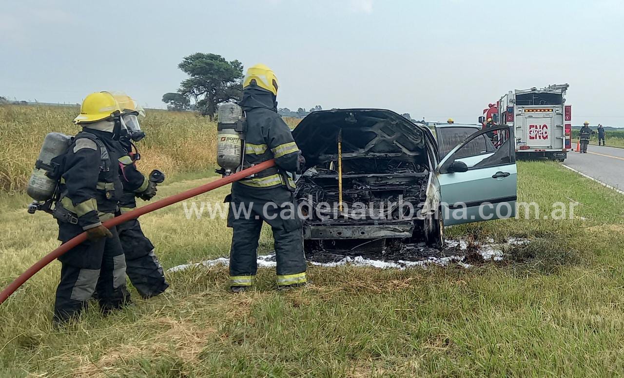 APARENTEMENTE POR UNA FALLA ELÉCTRICA SE INCENDIÓ UN VEHÍCULO EN EL CAMINO A CORRALITO 