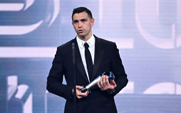 Dibu Martínez recibió el premio The Best al mejor arquero