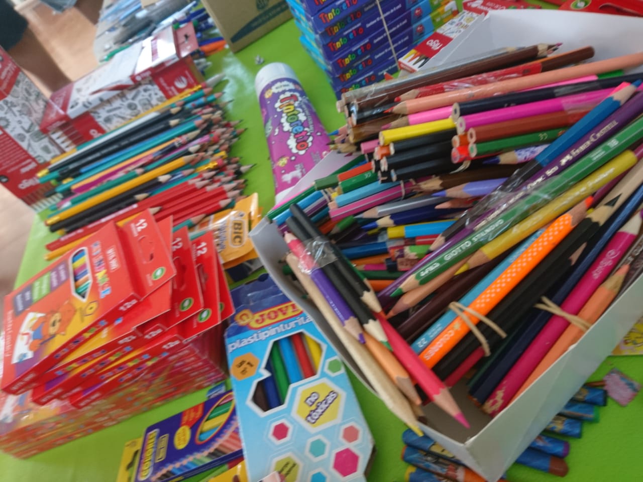 Con la Colecta solidaria somos &uacute;tiles en la vuelta al cole se armaron 247 kits escolares 