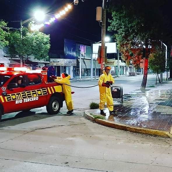 Bomberos Voluntarios contin&uacute;an con la desinfecci&oacute;n en los puntos de mayor concurrencia de p&uacute;blico.