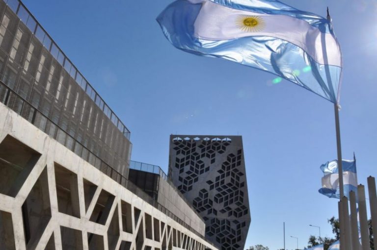 PROVINCIA En abril habr&aacute; recorte en el pago de las remuneraciones