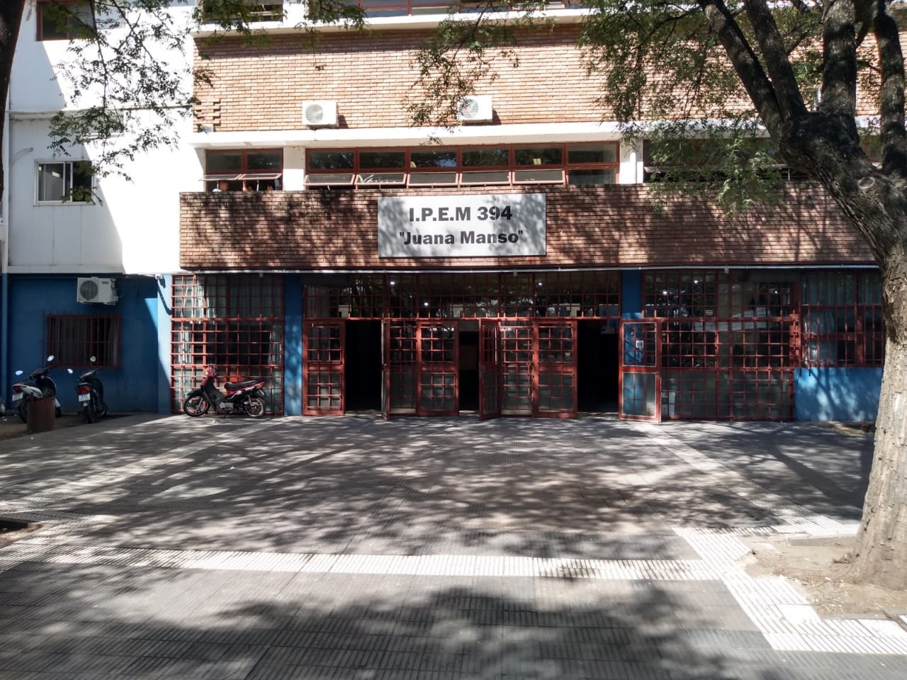 LA ESCUELA JUANA MANSO PIDE COLABORACIÓN PARA PINTAR EL SUM