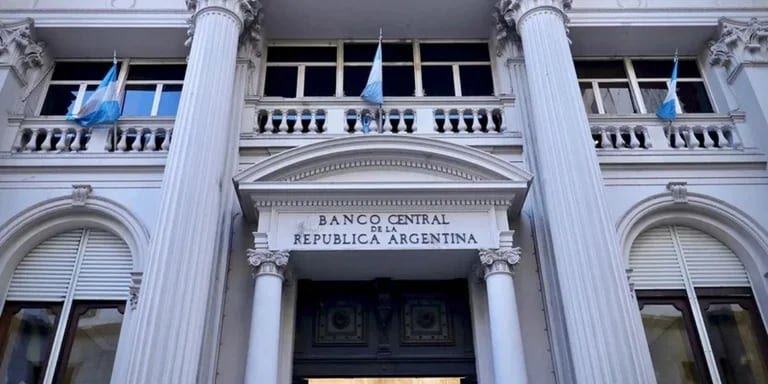 EL BANCO CENTRAL BAJÓ LA TASA DE INTERÉS DE LOS PLAZOS FIJOS A UN 80% ANUAL 