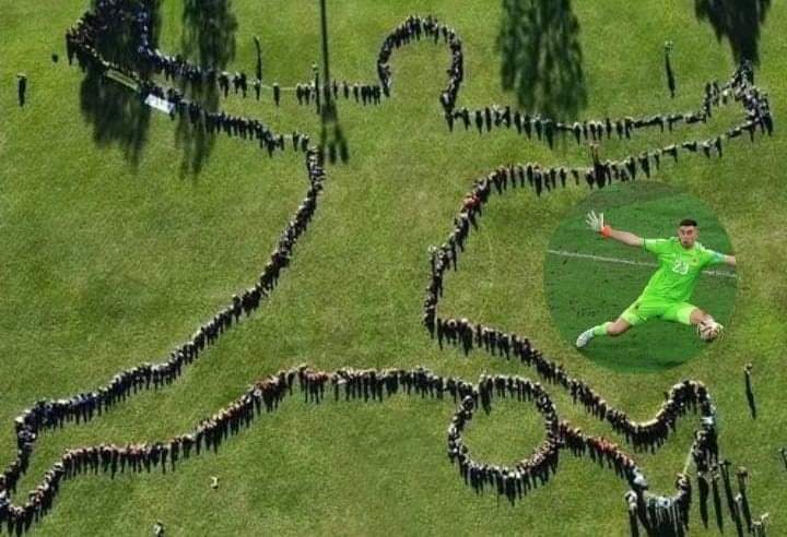 Niños recrearon la atajada del Dibu Martínez a Kolo Muani