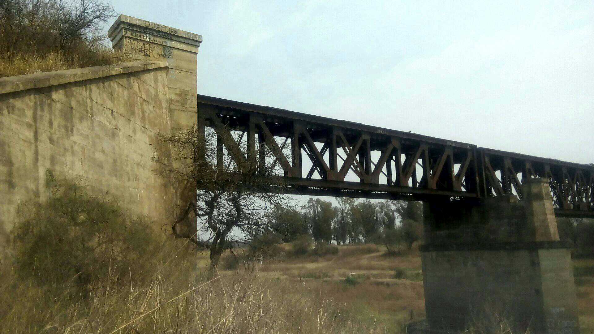 Bomberos rescatan a una joven en el puente negro y atienden múltiples emergencias