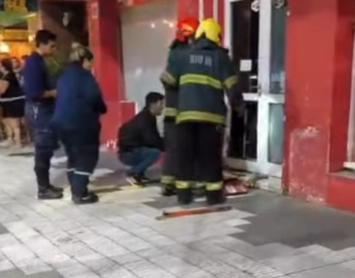 Olvidaron a un niño dentro de un local en calle Vélez Sarsfield